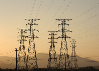 Fototapeta premium 黄昏输电塔剪影【Silhouettes of Transmission Towers at Dusk】