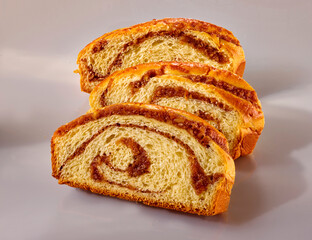 Haselnusskuchen Wickelkuchen, Kuchen, isoliert, Nusskuchen, Kuchenscheiben,