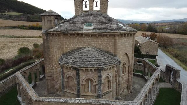Ermita octogonal de Eunate en Navarra alej&aacute;ndose