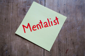 Memo-Zettel auf Tisch. Post it, Mentalist
