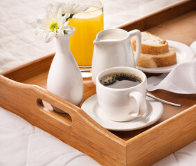 bandeja de café da manhã com suco de laranja, torrada, leite e café expresso 