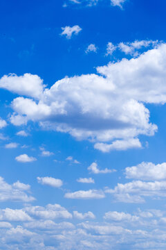 vertical blue sky background with many clouds