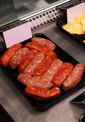bandeja de chorizo criollo en el mostrador del mercado
