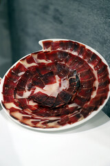 plato de jamón ibérico en lonchas  presentado para degustar