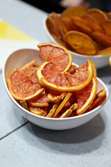 fruta deshidratada en rodajas y gajos para coctel