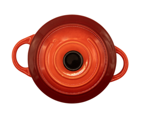 Gros plan sur une cocotte en fonte vue de haut, isolée, avec un arrière plan transparent.