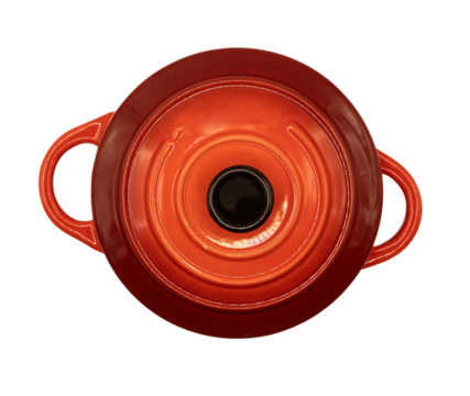 Gros plan sur une cocotte en fonte vue de haut, isolée, avec un arrière plan transparent.