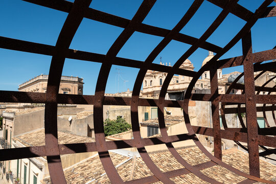 Terraza de la iglesia de Santa Chiara de Noto con rejas para monjas de clausura, Sicilia