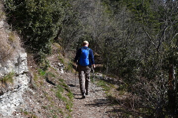 Fototapeta premium Ein Mann wandert bei Tignale oberhalb vom Gardasee
