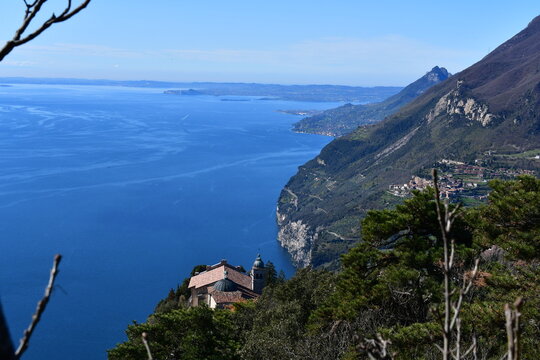 Sch&ouml;ne Landschaft bei Tignale mit Blick auf den Gardasee und das Kloster Madonna di Montecastello 