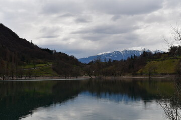 Schöne Landschaft am Tennosee im Trentino 