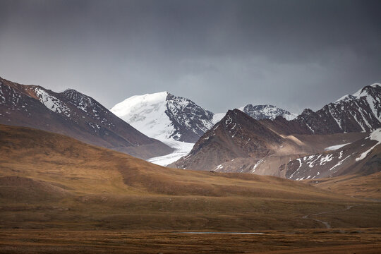 Glaciers au Kirghizistan dans les Tien Shan, sources des fleuves Syr Daria