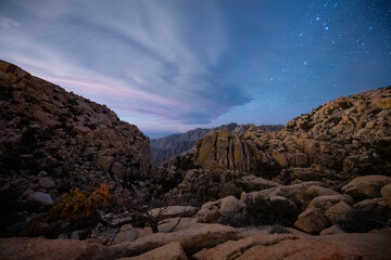 Obraz premium madrugada entre piedras y montañas en baja california 