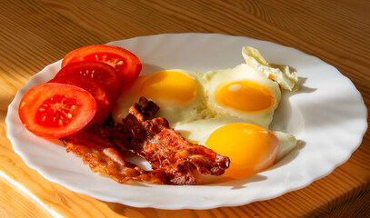 jajka sadzone z grillowanym bekonem i pomidorami,
fried eggs with grilled bacon and tomatoes
