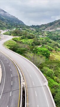 Video a&eacute;reo realizado con drone sobre la nueva v&iacute;a que pertenece a la "Conexi&oacute;n Pac&iacute;fico 1" unidad Funcional 2 en  las zonas rurales de los municipios de Amag&aacute; y Titirib&iacute;, Antioquia, Colombia.
