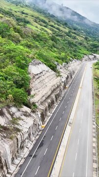 Video a&eacute;reo realizado con drone sobre la nueva v&iacute;a que pertenece a la "Conexi&oacute;n Pac&iacute;fico 1" unidad Funcional 2 en  las zonas rurales de los municipios de Amag&aacute; y Titirib&iacute;, Antioquia, Colombia.
