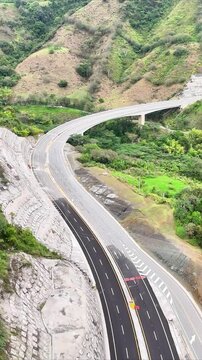 Video a&eacute;reo realizado con drone sobre la nueva v&iacute;a que pertenece a la "Conexi&oacute;n Pac&iacute;fico 1" unidad Funcional 2 en  las zonas rurales de los municipios de Amag&aacute; y Titirib&iacute;, Antioquia, Colombia.
