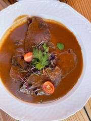 Rinderbraten mit Sauce.