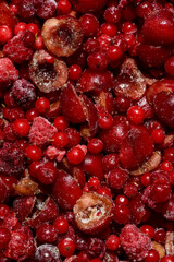 Bio Gartenernte, Beerenobst, Kirschenhälften, tiefgefroren, nah