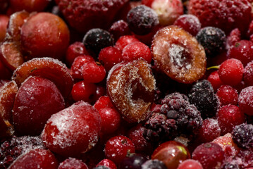 Bio Gartenernte, Beerenobst, Kirschenhälften, tiefgefroren, nah