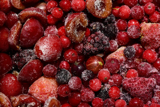 Bio Gartenernte, Beerenobst, Kirschenh&auml;lften, tiefgefroren, nah