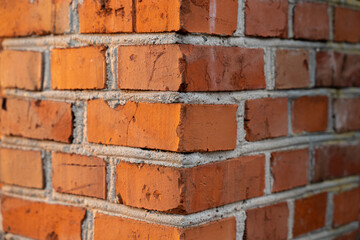 Mur z czerwonej i szarej cegły – kontrast materiałów – Surowa architektura i miejskie detale.