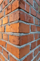 Obraz premium Mur z cegły i betonu, kontrast materiałów w architekturze