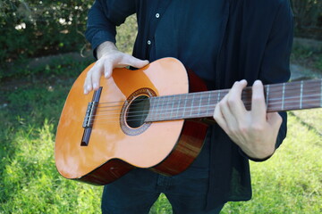 Start Learning Classical Guitar With the First Musical Chords
