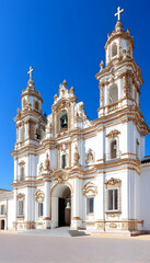 Obraz premium Ornate white church facade under a clear blue sky AI generative