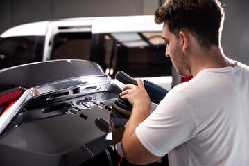 car detaling puliendo puertas de automovil con pulidora rotativa 