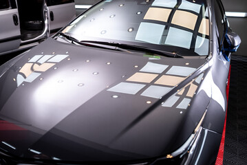 automovil brillante y reluciente luego de tratamiento ceramico y pulido de car detailing