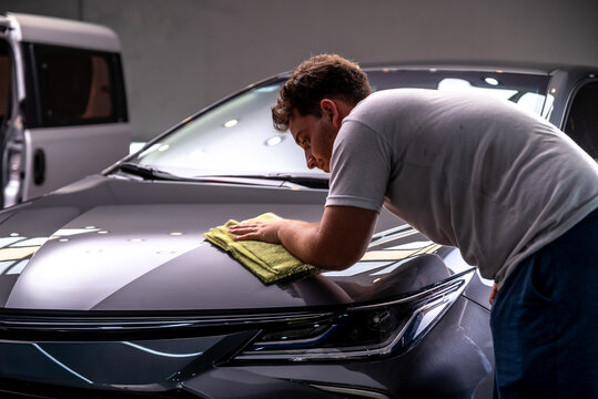 car detailing frotando pa&ntilde;o de microfibra con cera el automovil 