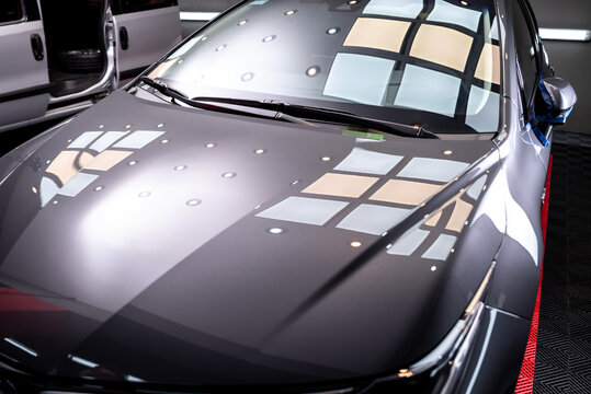 automovil brillante y reluciente luego de tratamiento ceramico y pulido de car detailing