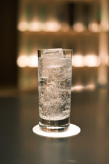 ホテルのバーで味わうジントニック