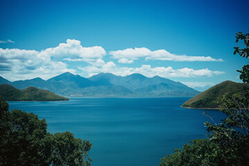青い海, 砂浜, 海岸, 波打ち際, 白い砂, 夏, 海辺, ビーチ, 夕陽, サンセット, 青空, 水面, 透明な水, 海の風景, 海の波, 自然, リゾート, 海の音, 潮風, 海外旅行, 日本の海岸, 湘南海岸, 無人ビーチ, 観光地, 旅行写真, 癒しの風景, 休日, マリンブルー, トロピカルビーチ, サーフィンスポット, 貝殻拾い, 海水浴場, 太陽光線, 海の眺め, 静かな海岸線, 