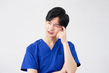 医者・看護師・歯科医師・介護士　男性　悩む　白背景