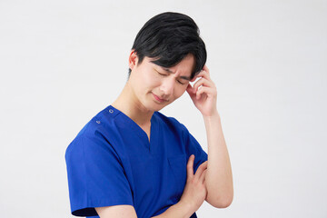 医者・看護師・歯科医師・介護士　男性　悩む　白背景