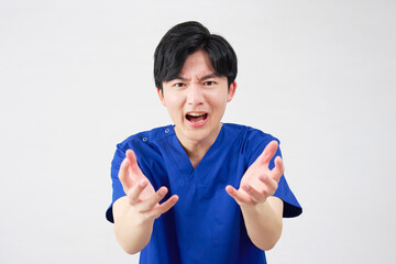 医者・看護師・歯科医師・介護士　男性　パワハラ　怒鳴る　白背景