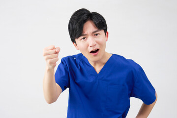 医者・看護師・歯科医師・介護士　男性　パワハラ　暴力　白背景
