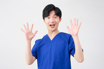 医者・看護師・歯科医師・介護士　男性　驚く　白背景