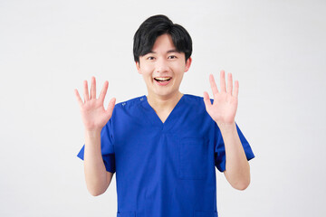 医者・看護師・歯科医師・介護士　男性　驚く　白背景