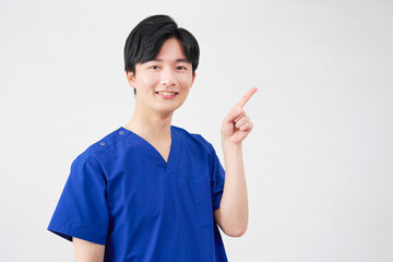 医者・看護師・歯科医師・介護士　右側を指差す男性　　白背景