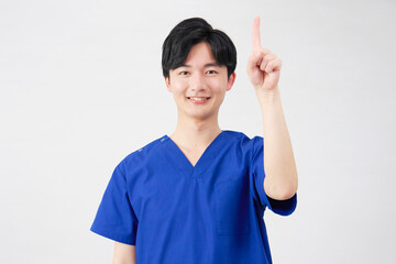医者・看護師・歯科医師・介護士　上を指差す男性　　白背景
