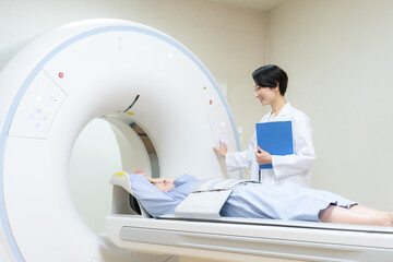 病院でCT検査を受ける女性　撮影協力 学校法人電波学園 東京電子専門学校