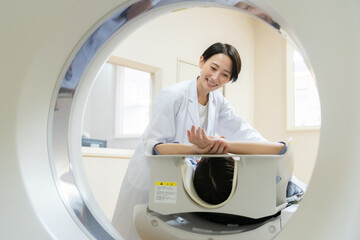 病院でCT検査を受ける女性　撮影協力 学校法人電波学園 東京電子専門学校