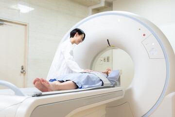 病院でCT検査を受ける女性　撮影協力 学校法人電波学園 東京電子専門学校