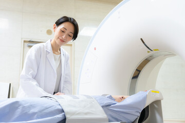 病院でCT検査を受ける女性　撮影協力 学校法人電波学園 東京電子専門学校