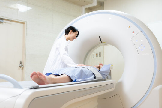 病院でCT検査を受ける女性　撮影協力 学校法人電波学園 東京電子専門学校