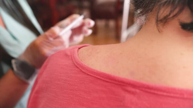 Preparation and handling of a dry needling needle in the back of a patient with muscle pain, use of surgical gloves in physical rehabilitation treatment