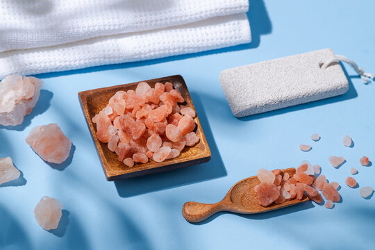 Small wooden plate with pink himalayan crystal bath salt